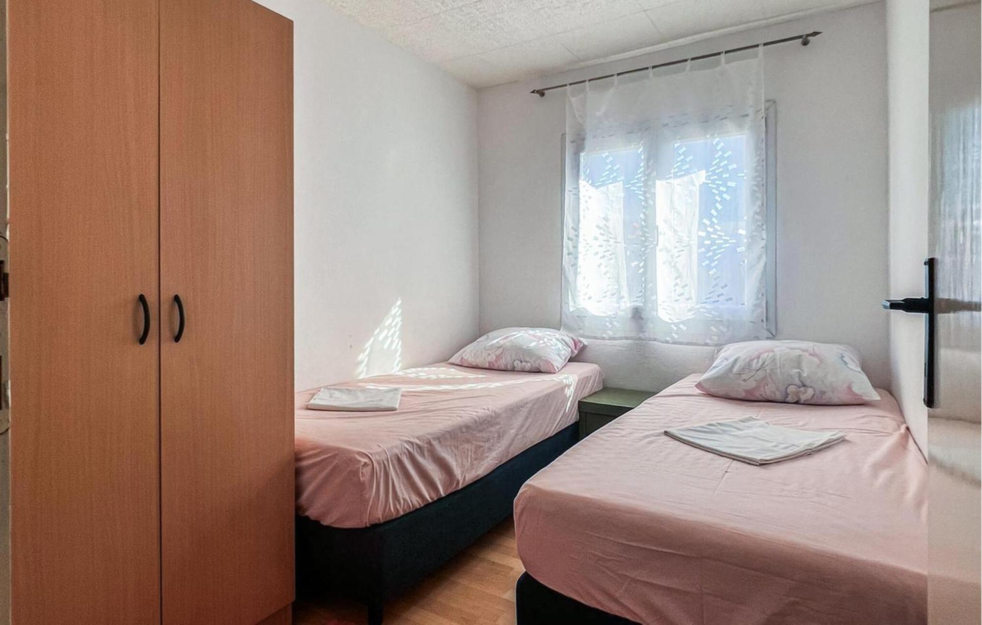 Beautiful Apartment In Vir With Wifi Buitenkant foto